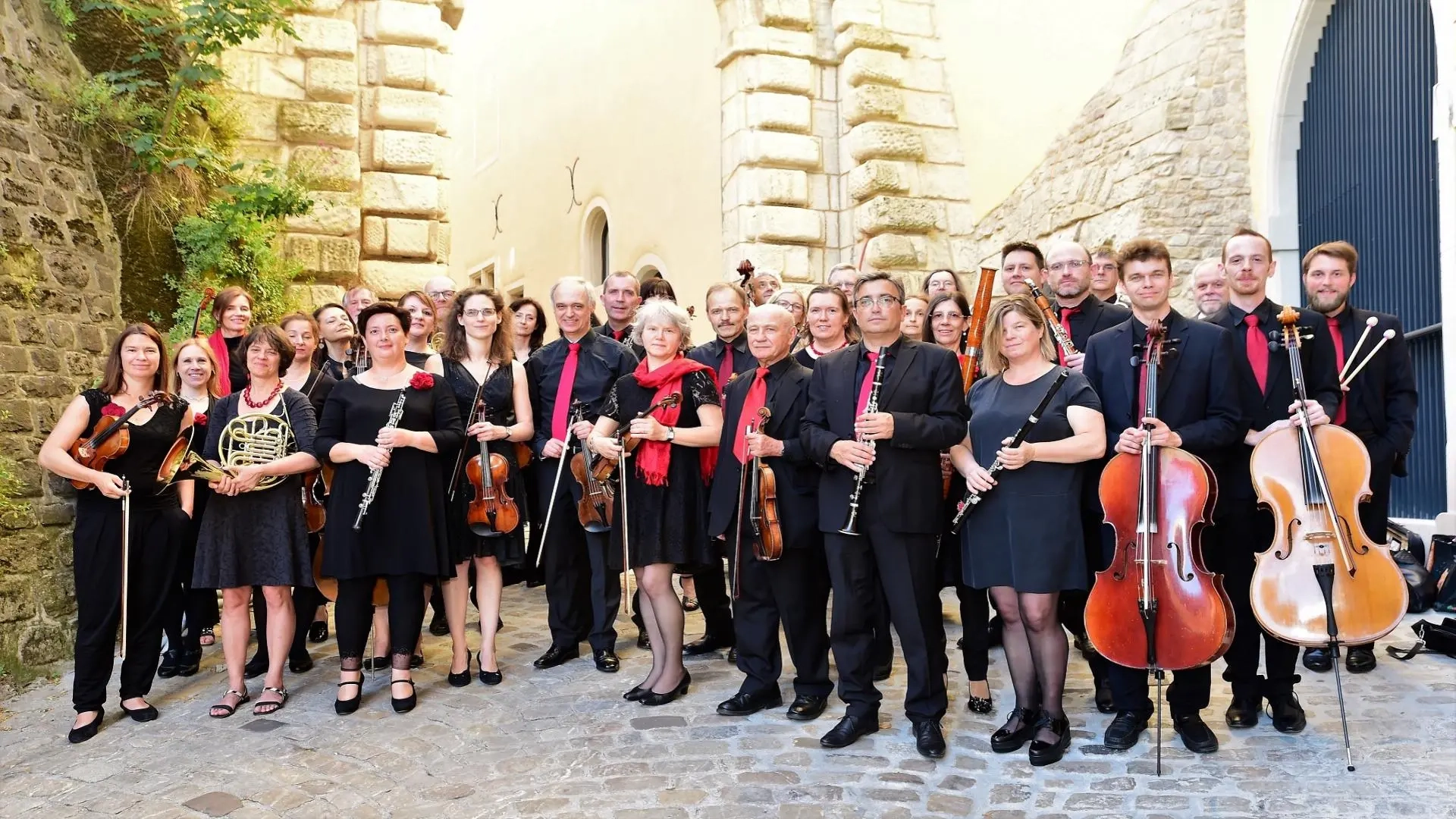 Ein Teil des Orchesters estro armonico befindet sich am Eingang eines Schlosses in Luxemburg.